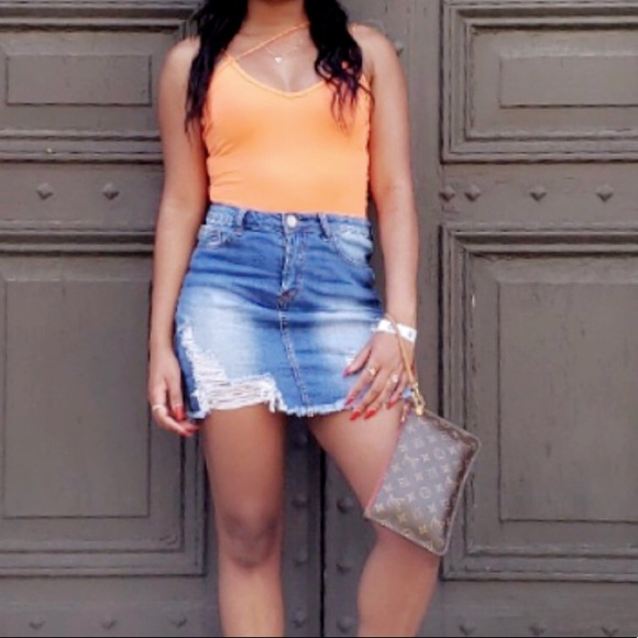 Spaghetti strap crossover bodysuit - Picture 6 of 8